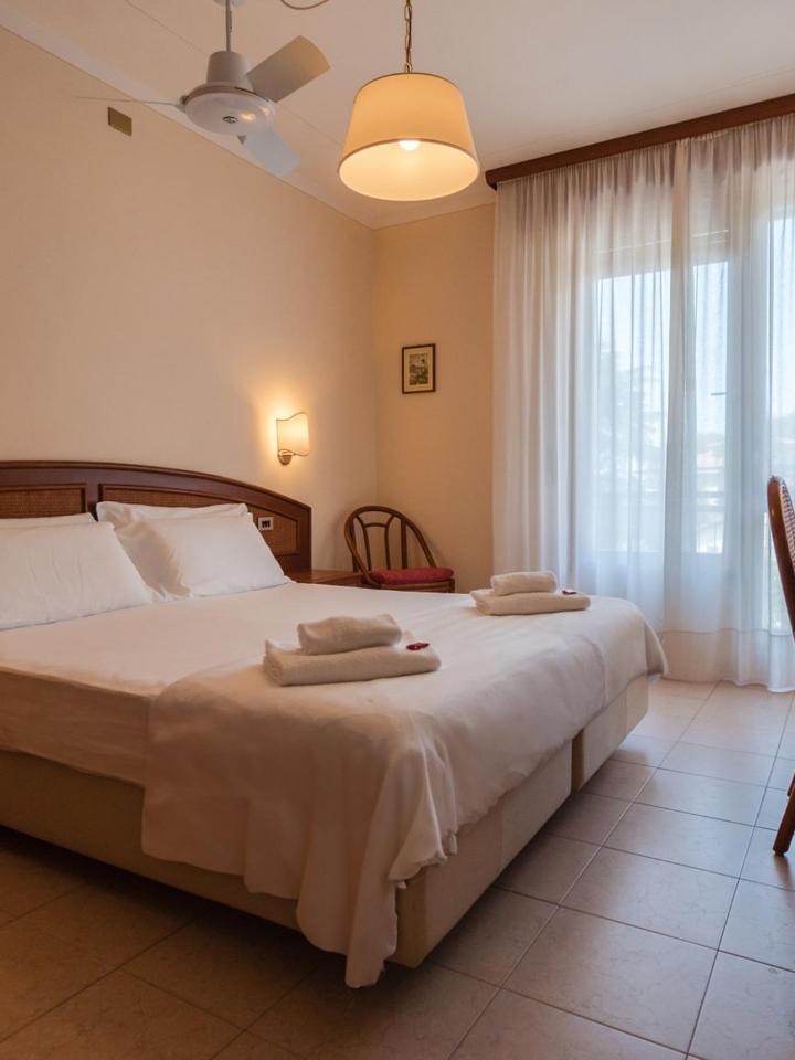 Hotel Gabbiano - Garda Lake Collection Buitenkant foto